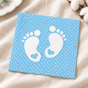 Niebieskie serwetki na baby shower – białe odciski dziecięcych stópek