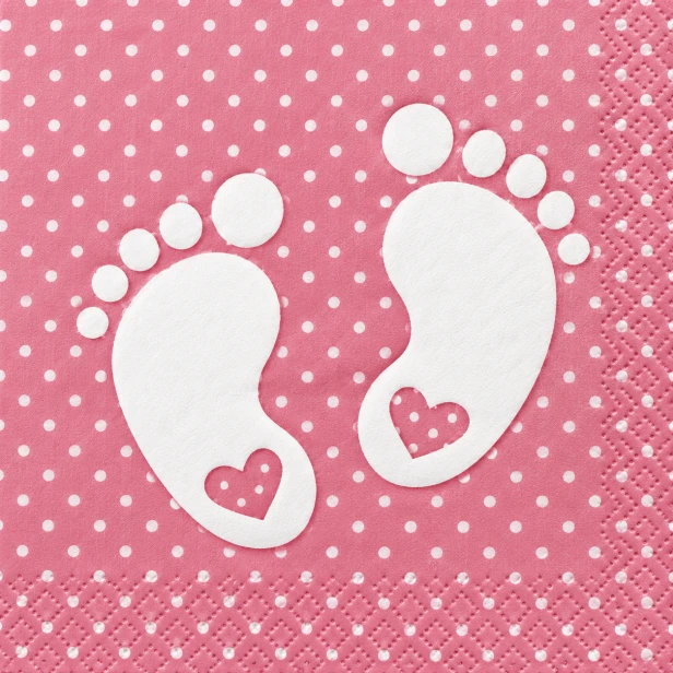 Białe stópki na różowej serwetce – zbliżenie wzoru Baby