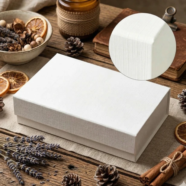 Białe pudełko ozdobne MAGNETIC BOX™ – struktura lnu w rustykalnej aranżacji