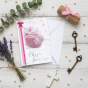 Zaproszenia na Chrzest Święty 5 szt. – BABY PINK w naturalnej aranżacji