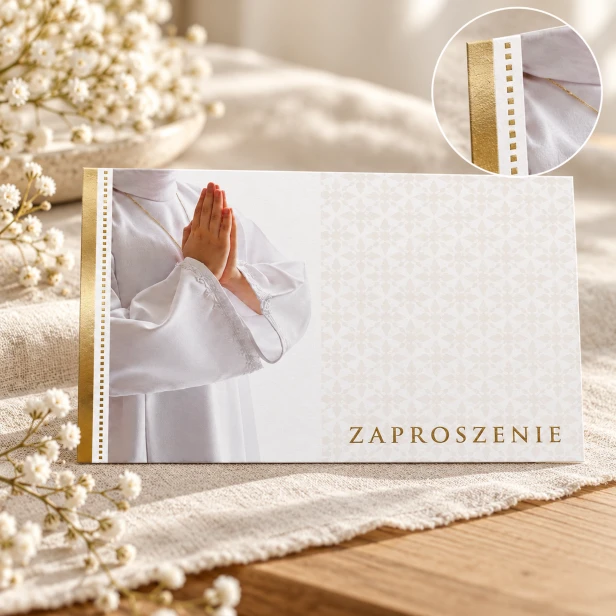 Zaproszenie komunijne dla chłopca – makro złotego zdobienia i modlących się dłoni