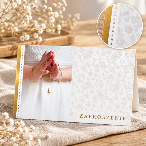 Zaproszenie komunijne dla dziewczynki – zbliżenie różańca i złotych zdobień