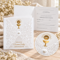 Zaproszenia komunijne PRESTIGE – detal ażurowych skrzydeł i złotego kielicha