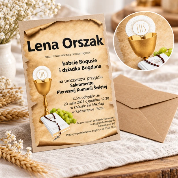 Drewniane zaproszenie na Komunię Świętą – zbliżenie kielicha IHS