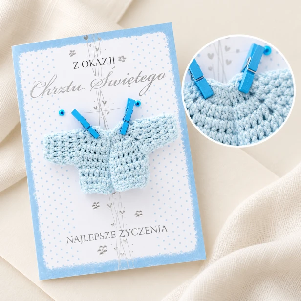 Kartka chrzcielna 3D – zbliżenie niebieskiego sweterka z dzianiny