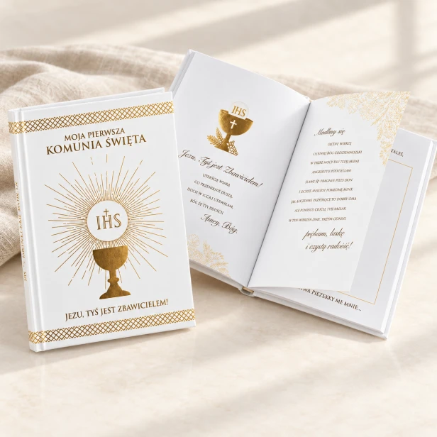 Biała książeczka komunijna ze złotym kielichem – pamiątka I Komunii