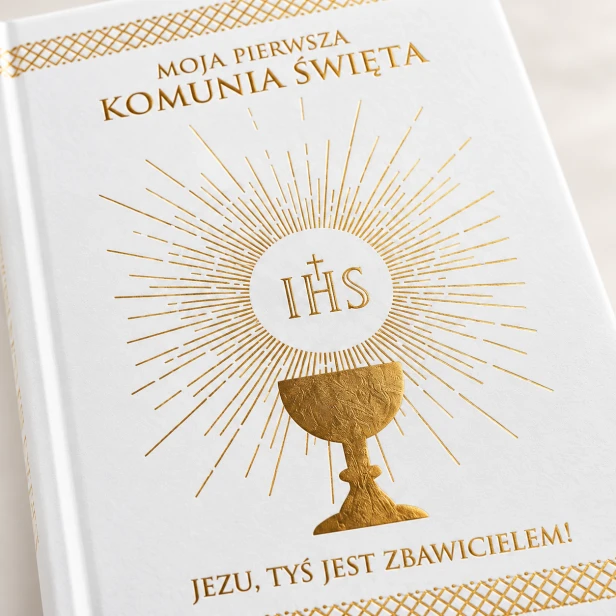 Książeczka na Komunię Świętą – zbliżenie złotej hostii IHS i kielicha