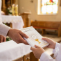 Książeczka na Pierwszą Komunię Świętą – elegancka pamiątka z IHS