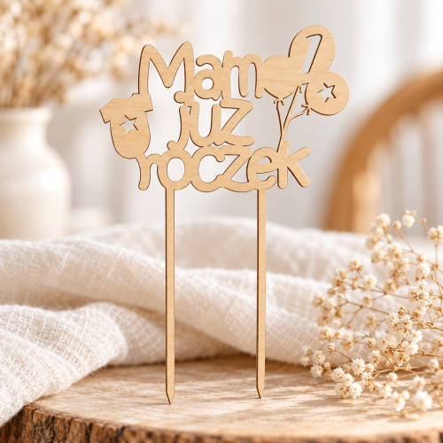Drewniany topper Mam już roczek – zbliżenie dekoracji
