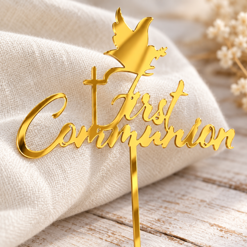Złoty topper komunijny First Communion – zbliżenie na lnie