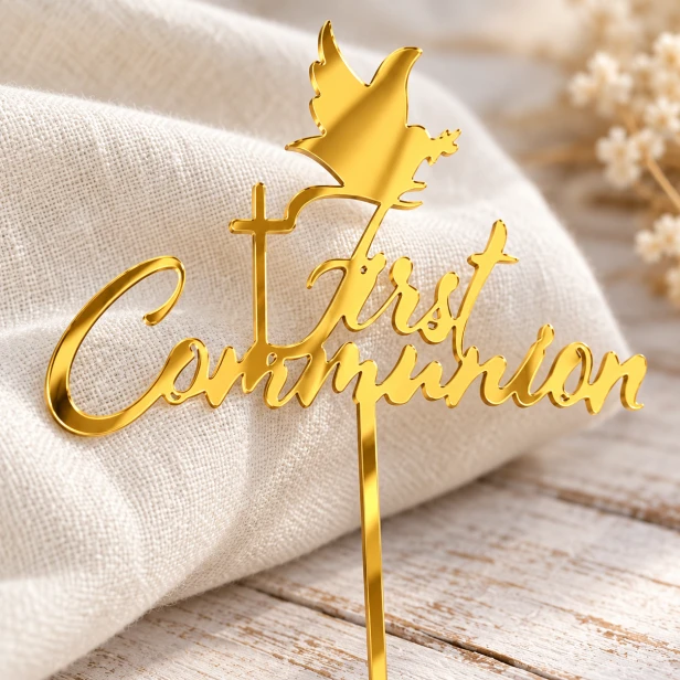 Złoty topper komunijny First Communion – zbliżenie na lnie