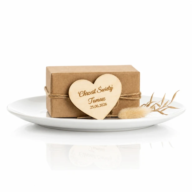 Winietka na Chrzest Święty – drewniane serce z grawerem 6 × 5 cm