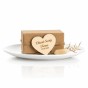 Winietka na Chrzest Święty – drewniane serce z grawerem 6 × 5 cm