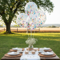 Kolorowe balony z konfetti – dekoracja przyjęcia w ogrodzie