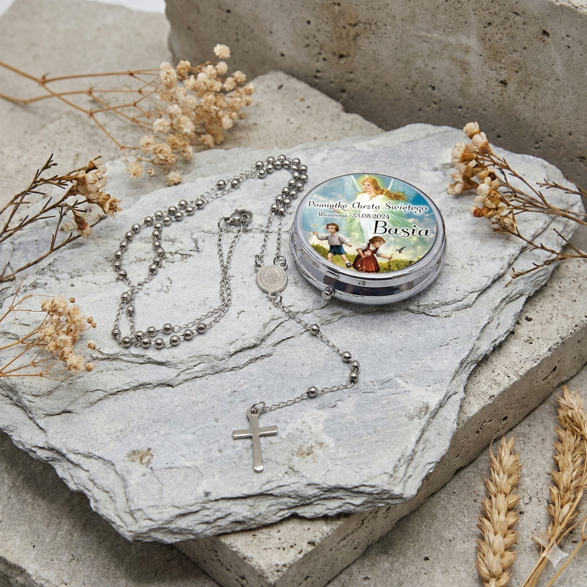 Elegancki różaniec a z personalizacją – Pamiątka Chrztu Świętego