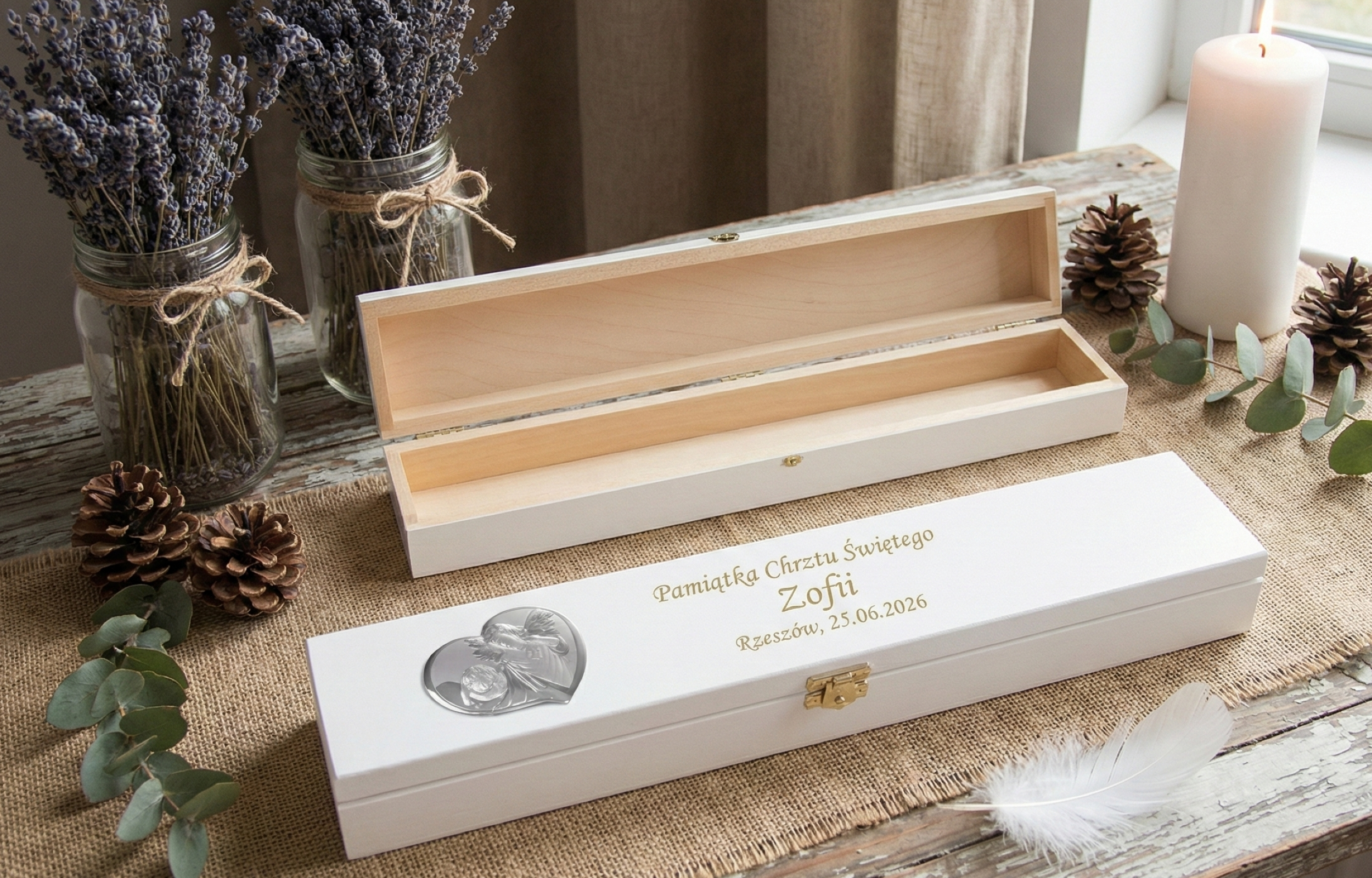 Białe pudełko na świecę z obrazkiem srebrnym – elegancka pamiątka Chrztu Świętego